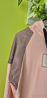 Elegantní mikinové šaty s ozdobnou síťovinou s kamínky - 4
