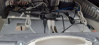 Počítačový stolek včetně monitoru, akumulátoru atd. - 4