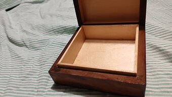 Stará lidová, ručně zdobená, dřevěná šperkovnice - 4