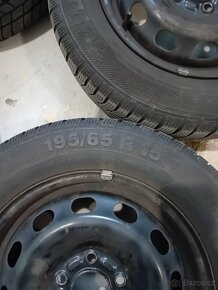 zimní pneu 195/65r15 + disky + poklice - 4
