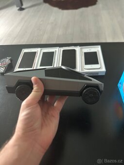 Cybertruck stojan Qi2 3v1 - 4