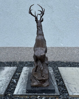 Majestátní bronzová socha jelena na skále exkluzivní dekor - 4