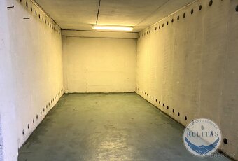 Pronájem samostatné garáže 17 m² v garážovém domě, Praha 8 - 4