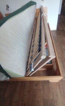 Prodej manželské postele, psacího stolu, komody a skříně - 4