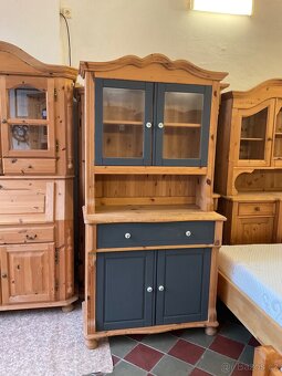 A dvoudveřová vitrína borovice Masiv Chalupa Roubenka - 4