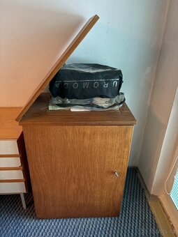 Skřínkový šicí stroj - 4