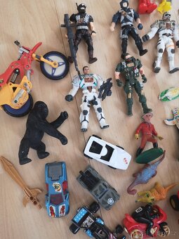 Mix retro hraček – figurky, autíčka, motorky, vojáčci - 4