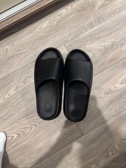 Yeezy slides - 4