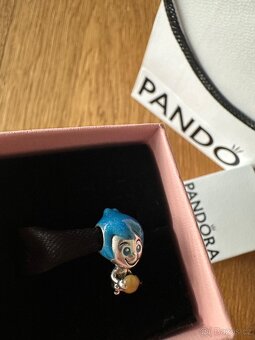Disney Pixar radost svítící ve tmě - přívěsek na pandoru - 4