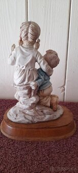 PORCELÁNOVÁ FIGURKA "STORY TIME BY LEONARDO" - DĚTI PŘI ČT - 4