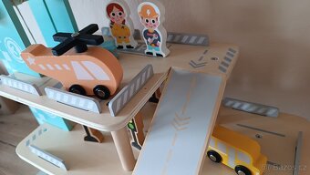 Dřevěná garáž s autíčky a výtahem - 4