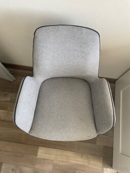 Světle šedé křeslo- téměř nové - 4