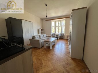 Pronájem zařízeného 2+kk s balkónem, 60m2 – Smetanovo náb. - 4