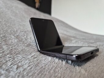 Samsung Galaxy Z Flip5 Graphite - 4