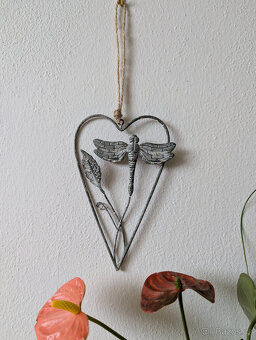 NOVÉ Dekorace kovová vážka na srdci - 4
