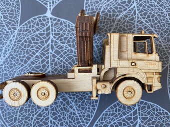 Nový dřevěný model Tatra Phoenix s návěsem UMIKOV 39T - 4