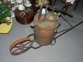 Starý ruční postřikovač - stříkačka - 4