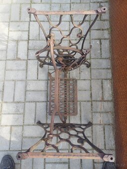 Prodám kovový postavec od šicího stroje - 4