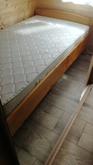 Dřevěná postel včetně matrace a roštu. - 4
