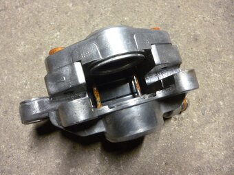 Suzuki GS 1100 G. Zadní brzdový třmen. od 1982 - 4