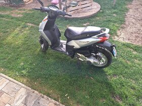 Skútr Aprilia sportcity 125 - 4