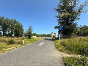 Prodej venkovního parkovacího stání v klidné části Milovic - 4