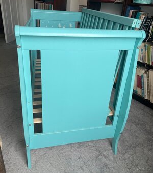 Dřevěná dětská postýlka na chalupu - 4