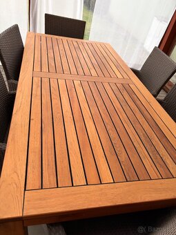 Dřevěný stůl a křesla - 4