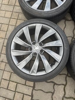 ORIGINÁL Alu Škoda TURBINE R18, 5x112 - TOP STAV, LETNÍ - 4