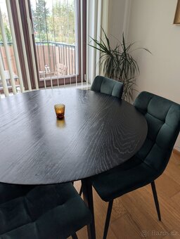 Designový kulatý jídelní stůl se 4 zelenými sametovými židle - 4