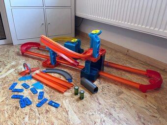 Hot Wheels track builder motorizovaný set + něco navíc - 4