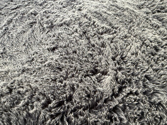 Dva kožešinové koberce 166x236cm a 61x120cm - 4