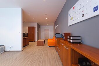 Prodám sestavu nábytku + 2ks psací stůl - 4