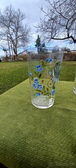 Dvě skleničky s poměnkami a monogramem - 4