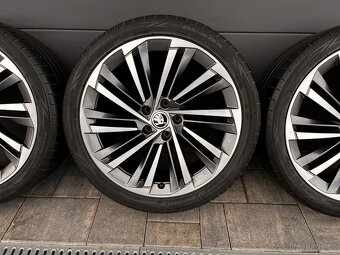 Originál Škoda Superb 235/40 r19 - 4