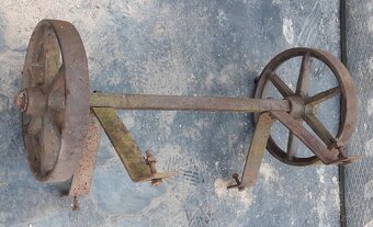 Staré litinová kola na ose - 4