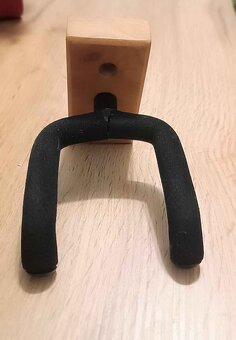 Prodám 2 nástěnné věšáky na kytary - 4