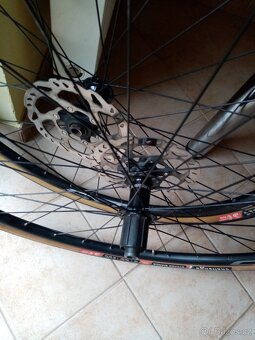 Gravel / Silniční kola Shimano na kotouče a pevné osy - 4