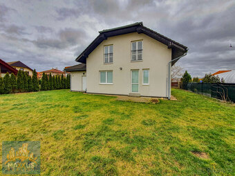 Pronájem hezkého rodinného domu (196 m2) se zahradou, Praha - 4