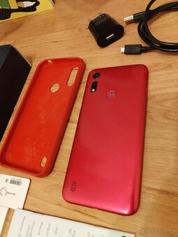 Mobilní telefon Motorola MOTO E6i červený (Electric Pink) - 4
