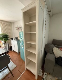 HEMNES VITRÍNA+ KNIHOVNA - 4