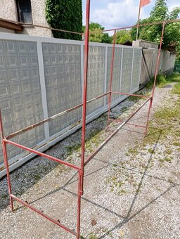Prodám dva prodejní stánky, kovová konstrukce, bez plachty - 4