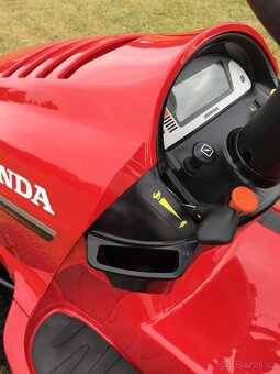 Zahradní traktor Honda HF2417 HM - 4