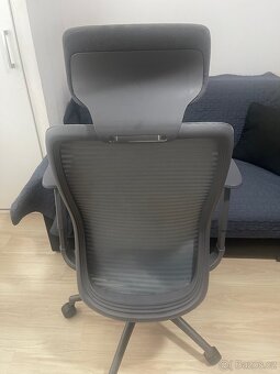 Ergonomická kancelářská židle s opěrkou hlavy – použitá - 4