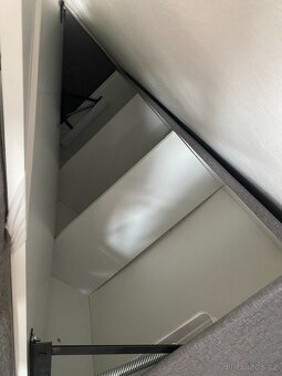 Moderní šedá čalouněná postel s výsuvným úložným prostorem - 4