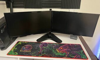 2x Samsung monitory společně s držákem - 4