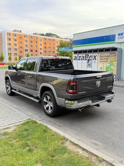 DODGE RAM Laramie 5.7 V8 HEMI—2020—KŮŽE—LED světla —95.000km - 4