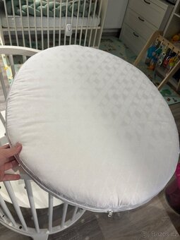 Dětská postýlka STOKKE s kvalitní madračkou, jako nová - 4