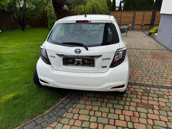 Toyota Yaris 1.5 Hybrid 55kw automat rok 2014 - 4