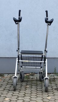 Předloketní čtyřkolové chodítko. - 4